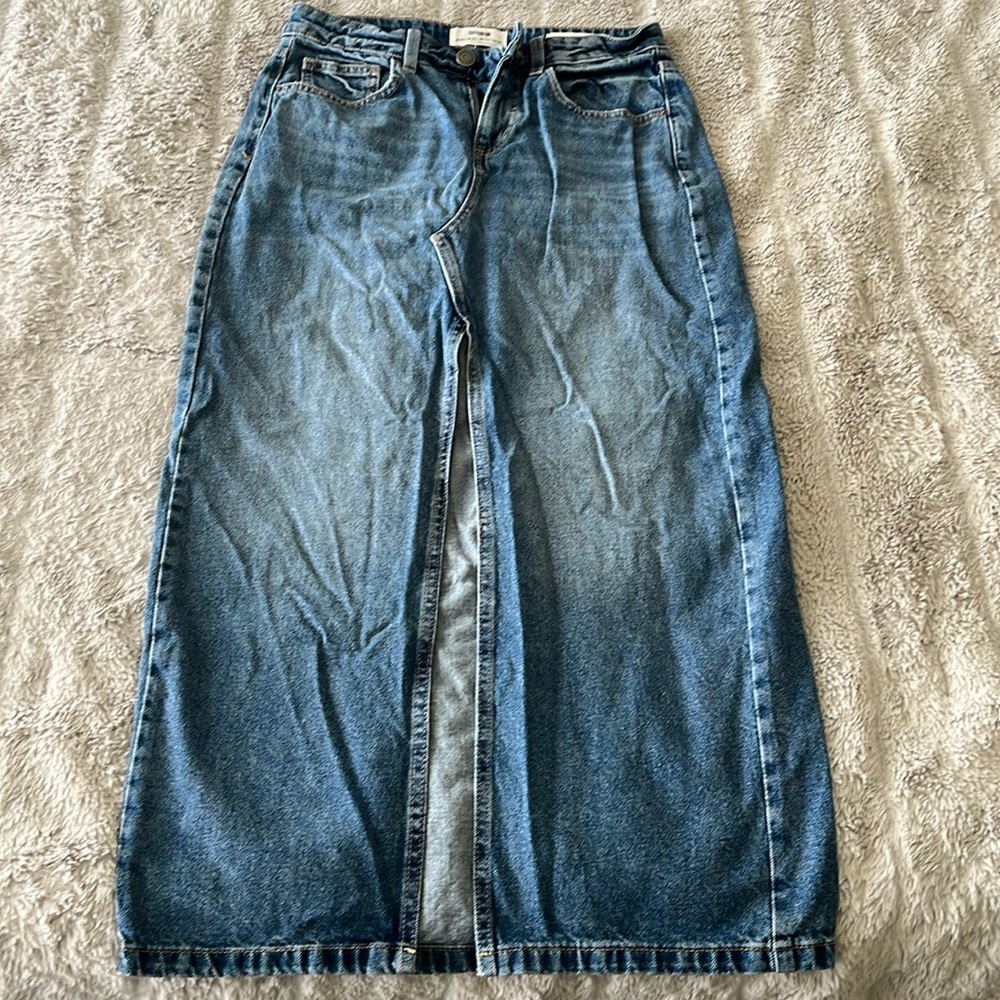 New once worn Cotton On Bailey denim maxi skirt, size US 4, medium wash